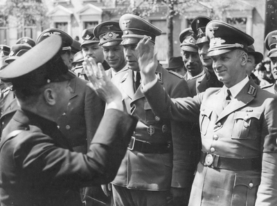 407019 Afbeelding van hoge Duitse militairen die ir. A.A. Mussert (links) van de Nationaal-Socialistische Beweging ...